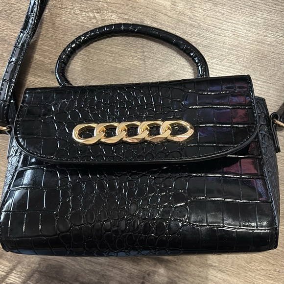 Elegant Black Croc-Embossed Shoulder Bag - Picture 2 of 5